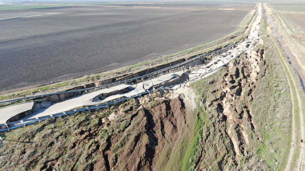 Kırılan fay hattı görüntülendi! Filmden kareler değil gerçek: Yollar yarıldı, devasa çatlaklar oluştu! 18